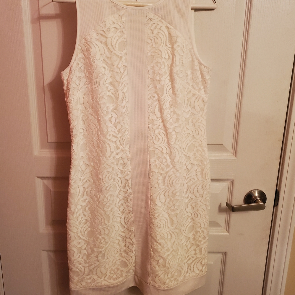 Vince Camuto Size 6 White Shift Dress - White lace detailing